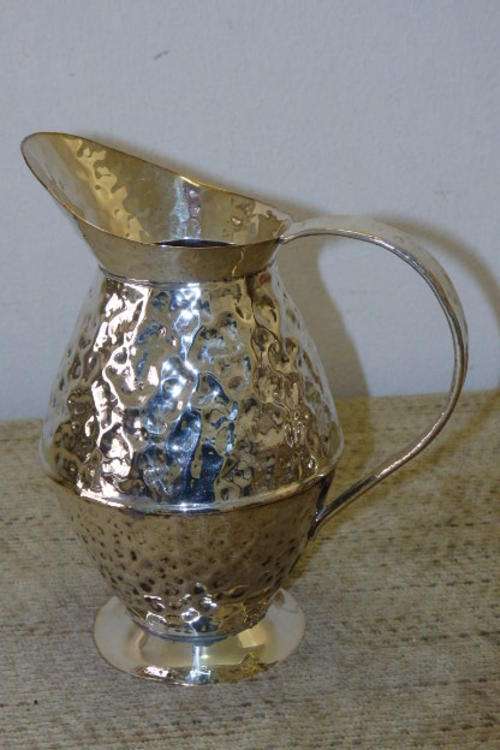A STUNNING VINTAGE SILVER PLATED (A1) PITCHER WITH HAND HAMMERED DETAILING