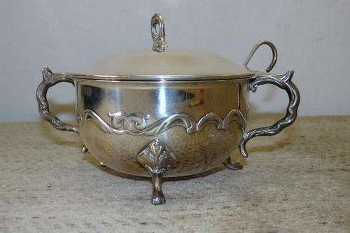 A STUNNING VINTAGE EMESS SILVER PLATED (SP ON B) LIDDED SUGAR/ JAM BOWL WITH A SILVER PLATED SPOON