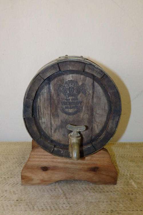 AN AWESOME VINTAGE WOODEN VICEROY BRANDY OAK KEG WITH A BRASS TAP ON A STAND