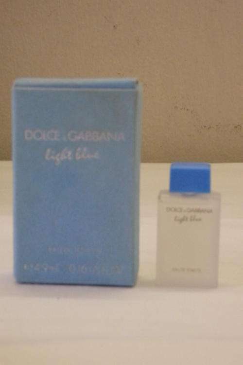 A STUNNING DOLCE & GABBANA "LIGHT BLUE" EAU DE TOILETTE BOXED PERFUME SAMPLE