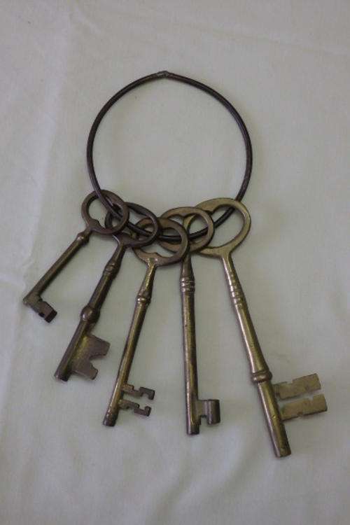 A SPECTACULAR SET OF FIVE VINTAGE/ ANTIQUE? BRASS KEYS ON A "JAILER'S" RING
