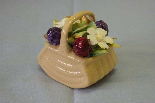 A STUNNING ROYAL DOULTON "AUTUMN BASKET" FROM BRAMLEY HEDGE BASKET OF HAND PAINTED FLOWERS