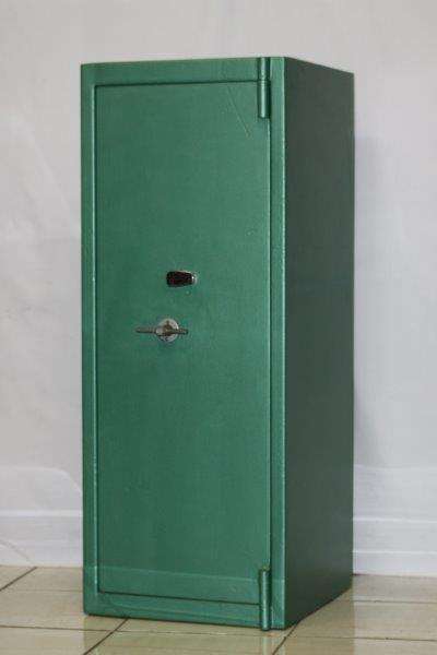 AN AWESOME LARGE HEAVY DUTY (5mm) ALL PURPOSE / RIFLE SAFE THAT CAN BE BOLTED! EXCELLENT CONDITION!!