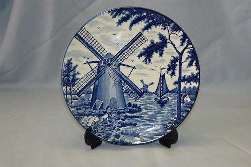 A GORGEOUS HAND PAINTED BLUE AND WHITE DELFT BLAUW OF HOLLAND PLATE WITH DUTCH WINDMILLS