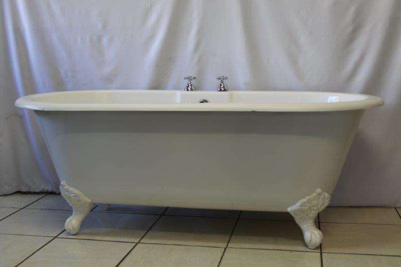WOW!!! AN EXQUISITE FREE STANDING VINTAGE MOULDED BATH WITH TAPS IN EXCELLENT CONDITION!!!
