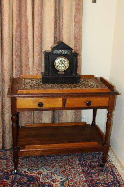 AN EXQUISITE SOLID STINKWOOD & YELLOW WOOD VINTAGE SIDE SERVER TROLLEY c/w 2 DRAWS & CUTLERY CADDIE