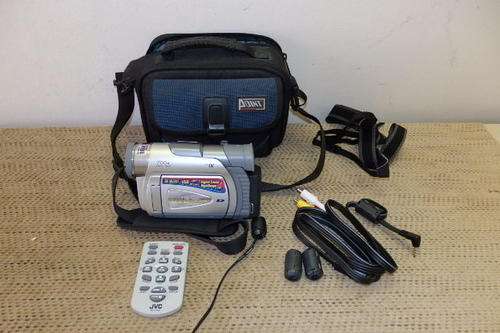 AN AWESOME JVC GR-DA70AS DIGITAL CASSETTE VIDEO RECORDER & REMOTE, CARRY BAG & CHARGER & CABLES