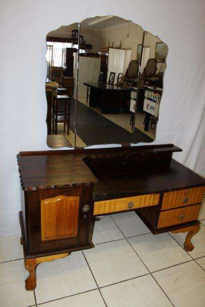 AN EXQUISITE SOLID IMBUIA & YELLOW WOOD DRESSING TABLE c/w BEAUTIFUL DETAILED CURVED MIRRORS!!!