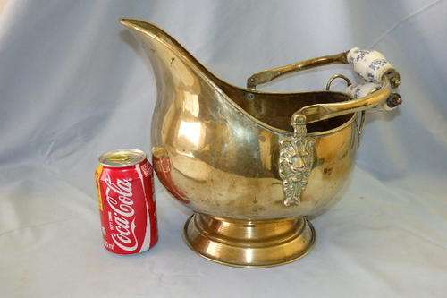 A STUNNING VINTAGE SOLID BRASS COAL SCUTTLE WITH DUTCH DELFT "BLUE AND WHITE" PORCELAIN HANDLES