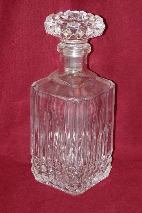 AN ABSOLUTELY EXQUISITE LEAD CRYSTAL DECANTER WITH A STUNNING CUT DESIGN AND CRYSTAL STOPPER