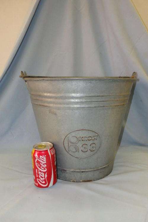 A FANTASTIC LARGE "KROST 33" GALVANISED MILK BUCKET WITH A CARRY HANDLE IN GREAT CONDITION