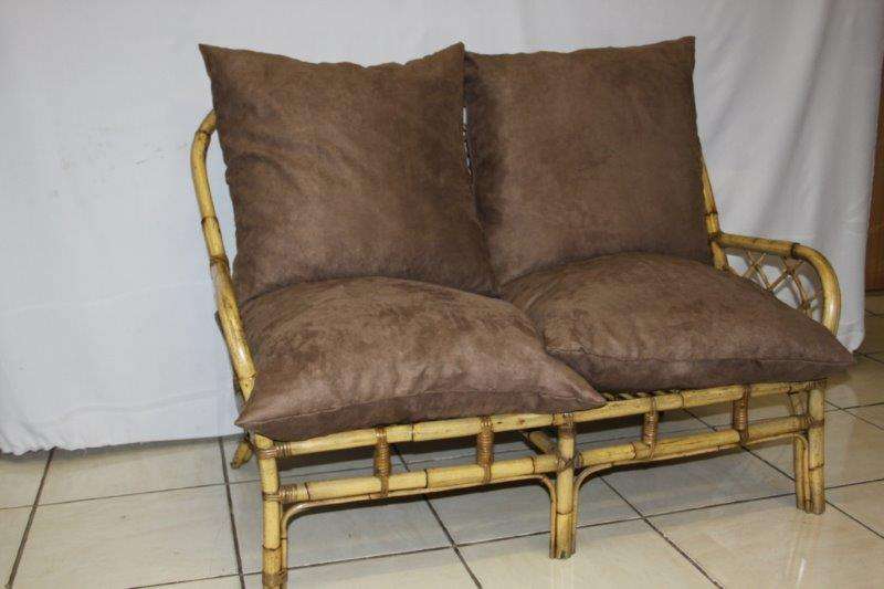 A STUNNING VINTAGE CANE WICKER COUCH c/w AWESOME COMFORTABLE CUSHIONS IN FANTASTIC CONDITION!