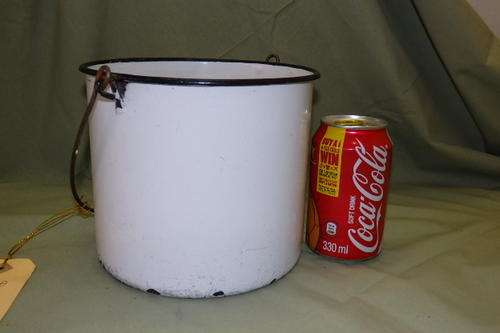 A WONDERFUL VINTAGE WHITE AND BLACK ENAMELWARE MILK BUCKET/ PAIL WITH A CARRY HANDLE