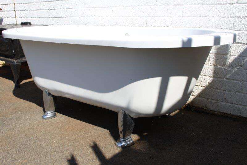 WOW!!! AN EXQUISITE FREE STANDING HEAVY MOULDED MODERN BATH IN EXCELLENT CONDITION!!!