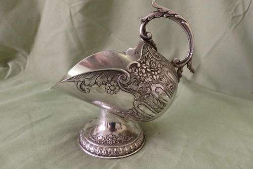 A WONDERFUL VINTAGE SILVER PLATED SUGAR SCUTTLE WITH GORGEOUS DETAILING