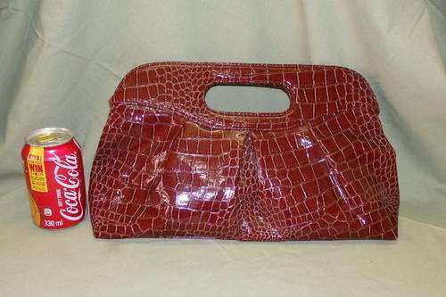 A GORGEOUS AZZA BROWN "PATENT LEATHER STYLE" CROCODILE SKIN PRINT LADIES HANDBAG WITH SATIN LINING