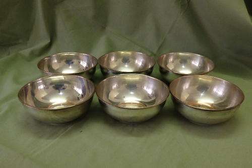 SIX GORGEOUS VINTAGE SILVER PLATED (SP ON C) ROUND SNACK BOWLS WITH STUNNING AGEING DETAILING