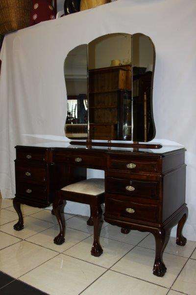 A MAGNIFICENT VINTAGE SOLID IMBUIA DRESSER WITH STUNNING CURVED MIRROR IN FANTASTIC CONDITION!!!
