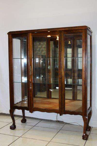 AN EXQUISITE ANTIQUE BALL & CLAW IMBUIA & GLASS SHOWCASE WITH FANTASTIC DETAILING!!!
