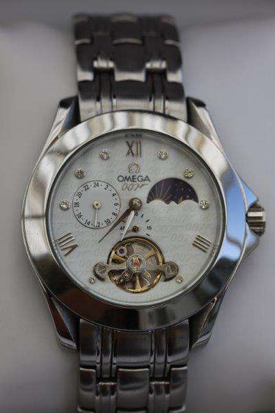 WOW STUNNING GENTS '007' WRIST WATCH IN EXCELLENT WORKING CONDITION IN A GIFT BOX! CLASSY & STYLISH!