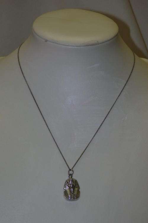 A BEAUTIFUL AND UNUSUAL SILVER "TUTENCHAMUN" BUST MASK PENDANT ON A SILVER CHAIN