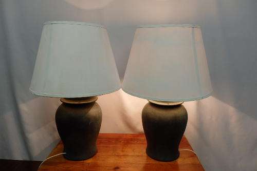 TWO FANTASTIC LARGE AND HEAVY TERRACOTTA TABLE LAMPS WITH A GREEN MOTTLED PATTERN & LARGE LAMPSHADES