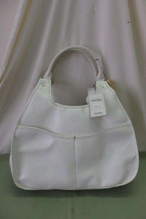 A FABULOUS WHITE "MOIRE" FAUX CROCODILE SKIN LADIES HANDBAG WITH AN ARRAY OF POCKETS