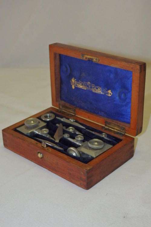 AN INCREDIBLE AND EXCEPTIONALLY RARE VINTAGE BOXED SET OF STANLEY TRAMMEL POINTS FROM WWII