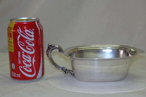 A BEAUTIFUL VINTAGE "FLAT BOTTOMED" SILVER PLATED GRAVY BOAT WITH A GORGEOUS ORNATE HANDLE