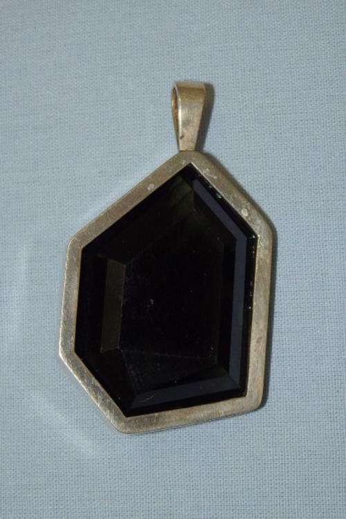 A FANTASTIC AND UNUSUAL (VERY LARGE) FACETED GREEN TOURMALINE SEMI PRECIOUS STONE & SILVER PENDANT