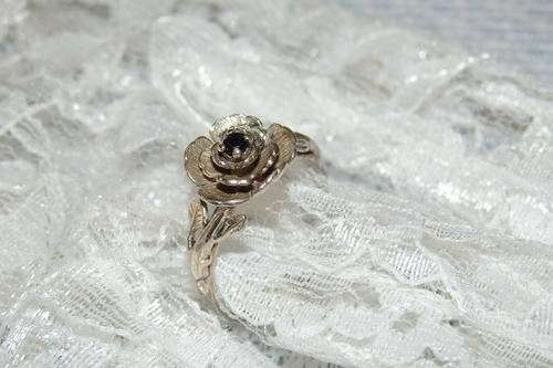 A BEAUTIFULLY MADE VINTAGE STERLING SILVER LADIES "ROSE" RING WITH INTRICATE WORK