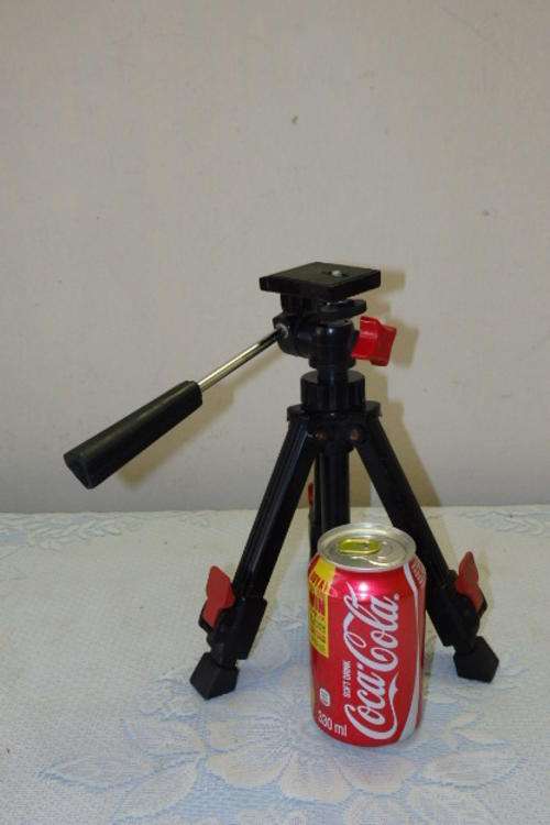 AN AWESOME BLACK AND RED COMPACT PORTABLE AND EXTENDABLE CAMERA STAND TRIPOD