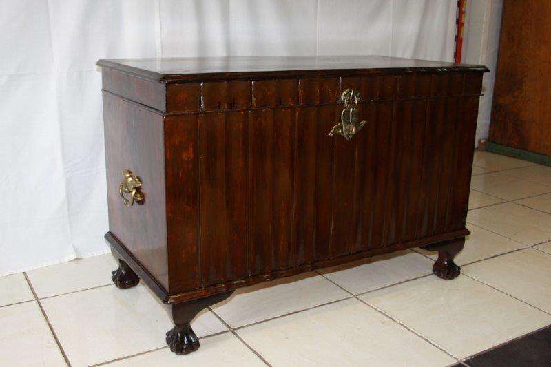 AN ABSOLUTELY STUNNING, BEAUTIFUL VINTAGE BALL & CLAW KIST WITH AMAZING DETAIL, FANTASTIC CONDITION!