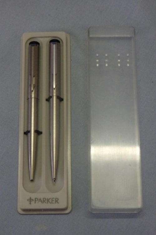 AN AWESOME BOXED PARKER "VECTOR" BRUSHED STAINLESS STEEL BALLPOINT PEN AND PENCIL SET