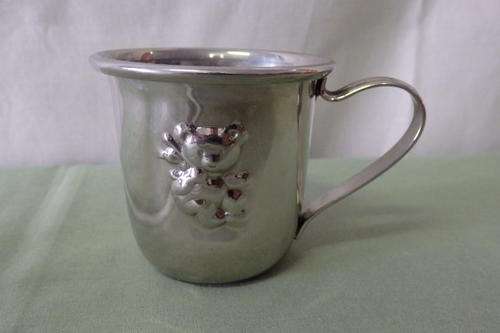 A GORGEOUS VINTAGE TOWLE SILVER PLATED CHILDRENS MUG WITH A "TEDDY BEAR" MOTIF ON THE FRONT