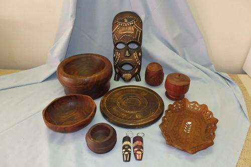 A FANTASTIC COLLECTION OF ASSORTED HAND CARVED WOODEN PIECES INCLUDING BOWLS, COASTERS AND MORE