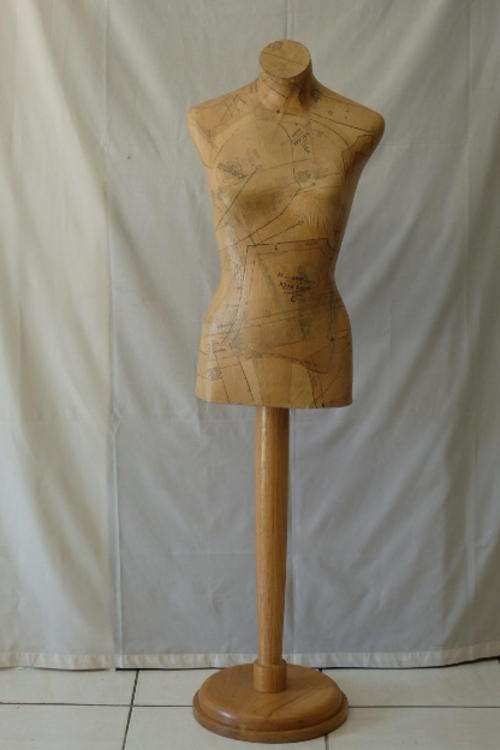 AN AMAZING DRESSMAKERS DOLL/ BUST/ MANNEQUIN IN GREAT CONDITION & PERFECT AS A COAT HANGER AT WORK