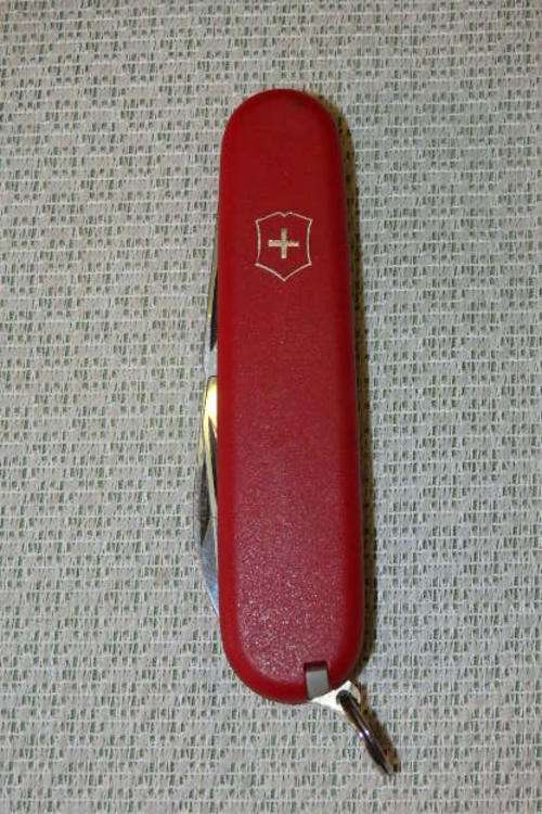 A FANTASTIC RED VICTORINOX MULTI-PURPOSE SWISS ARMY POCKET KNIFE WITH LOADS OF ATTACHMENTS