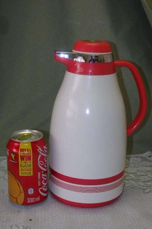 AN AWESOME VINTAGE RED AND WHITE 1 LITRE "LOUNGE POT" COFFEE FLASK IN FANTASTIC CONDITION