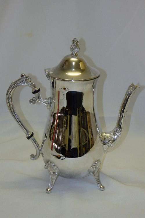 A GORGEOUS TALL SILVER PLATED COFFEE POT WITH FABULOUS DETAILING IN AWESOME CONDITION
