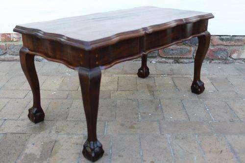 AN EXQUISITE UNIQUE BALL & CLAW COFFEE TABLE!!! STUNNING FURNITURE IN EXCELLENT CONDITION!!!