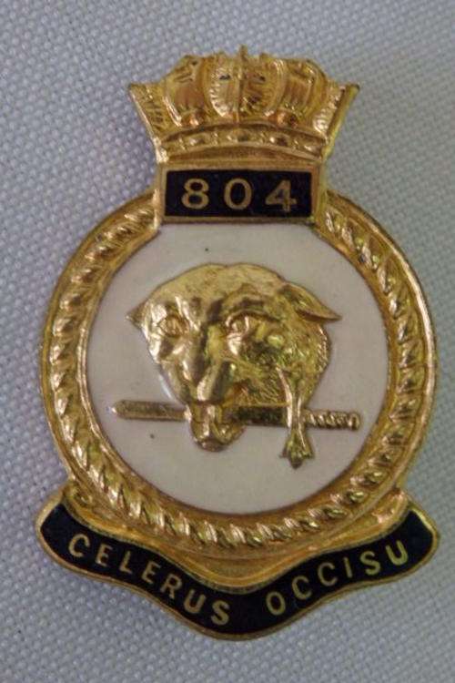 A VERY RARE VINTAGE WORLD WAR II (PRE 1944) ROYAL NAVY "804 NAVAL AIR SQUADRON" BADGE