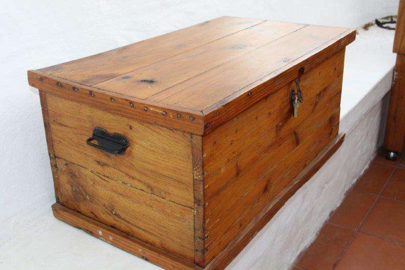 A MAGNIFICENT QUITE UNIQUE SOLID OREGON STORAGE TOOLBOX IN FANTASTIC CONDITION! GREAT COFFEE TABLE..