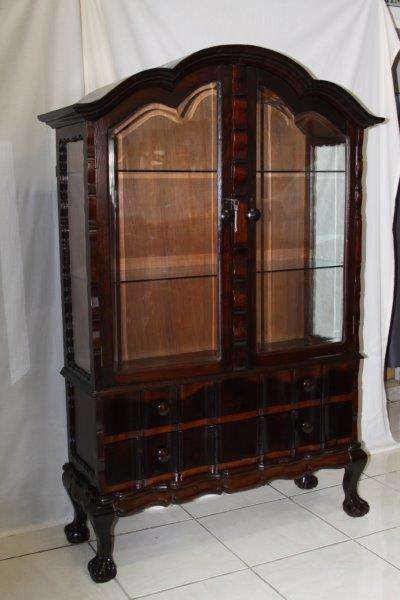 AN EXQUISITE ANTIQUE GABLED STINKWOOD SHOWCASE CABINET WITH FANTASTIC DETAILING! STUNNING FURNITURE!