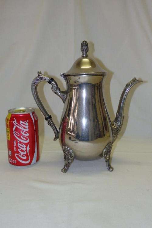 AN AWESOME VINTAGE SILVER PLATED TALL COFFEE POT WITH STUNNING ORNATE DETAILING