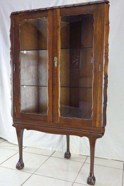 AN EXQUISITE TALL ANTIQUE "AUSTIN MASTERCRAFT" BALL & CLAW CORNER SHOWCASE WITH STUNNING DETAIL!!!