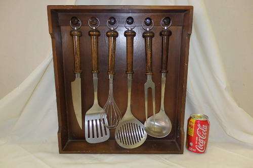 AN AWESOME 7 PIECE MONA KITCHEN/BRAAI VANADIUM STEEL UTENSIL SET IN A WOODEN DISPLAY CASE