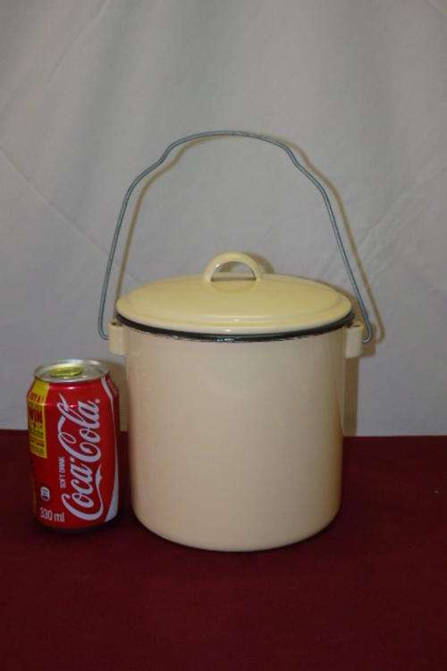 A WONDERFUL VINTAGE LIDDED BEIGE AND BLACK ENAMELWARE MILK BUCKET/ PAIL WITH A CARRY HANDLE
