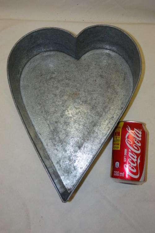 AN AWESOME "LARGE" HEART SHAPE GALVANIZED METAL FLOWER/ HERB PLANTER IN EXCELLENT CONDITION