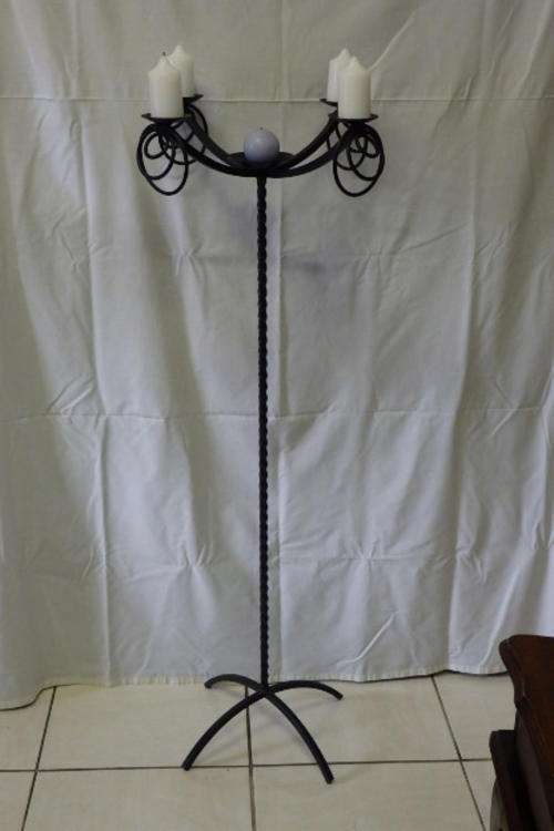 A STUNNING TALL (5 CANDLE) BLACK METAL FLOOR CANDELABRA WITH A TWIRLED SHAFT & LARGER CANDLE SOCKETS